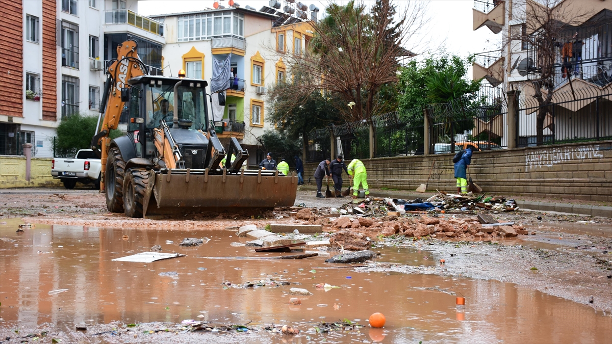 Antalya’da selden etkilenen bölgelerde temizlik başlatıldı
