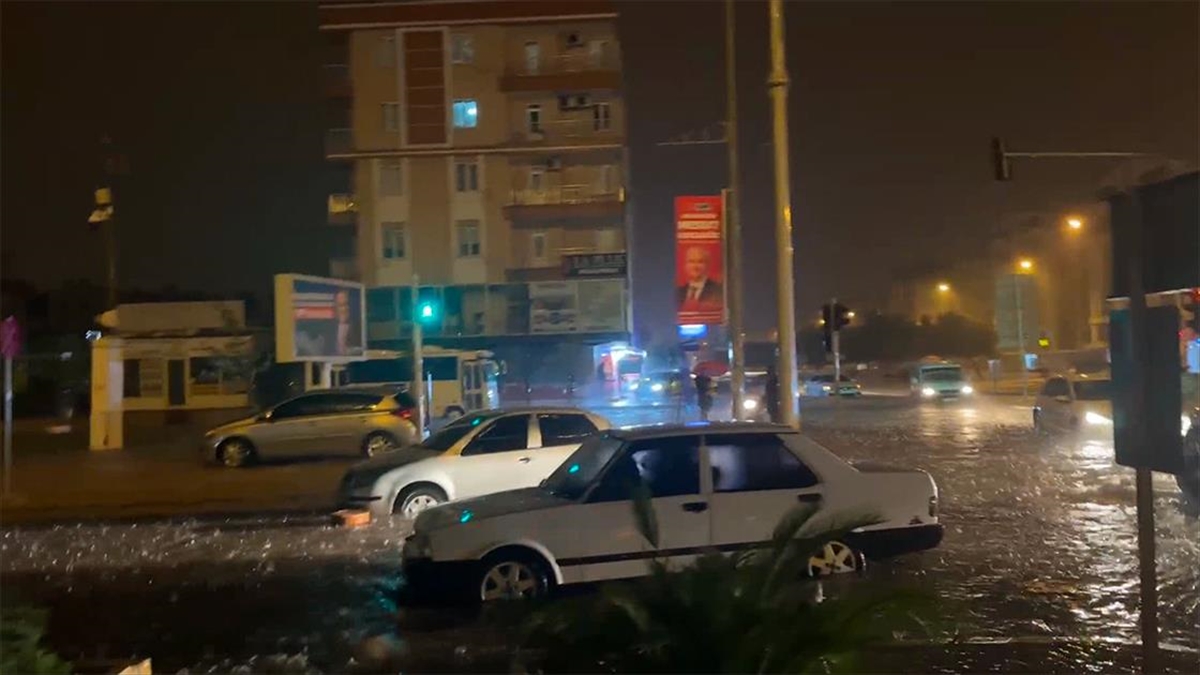 Antalya'da etkili olan şiddetli yağış nedeniyle kent merkezindeki 5 ilçede