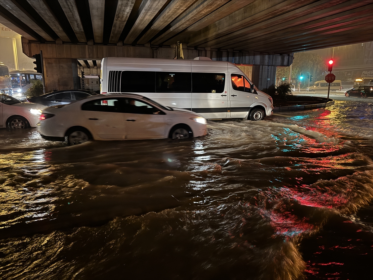 GÜNCELLEME – Antalya'da şiddetli yağış yaşamı olumsuz etkiledi