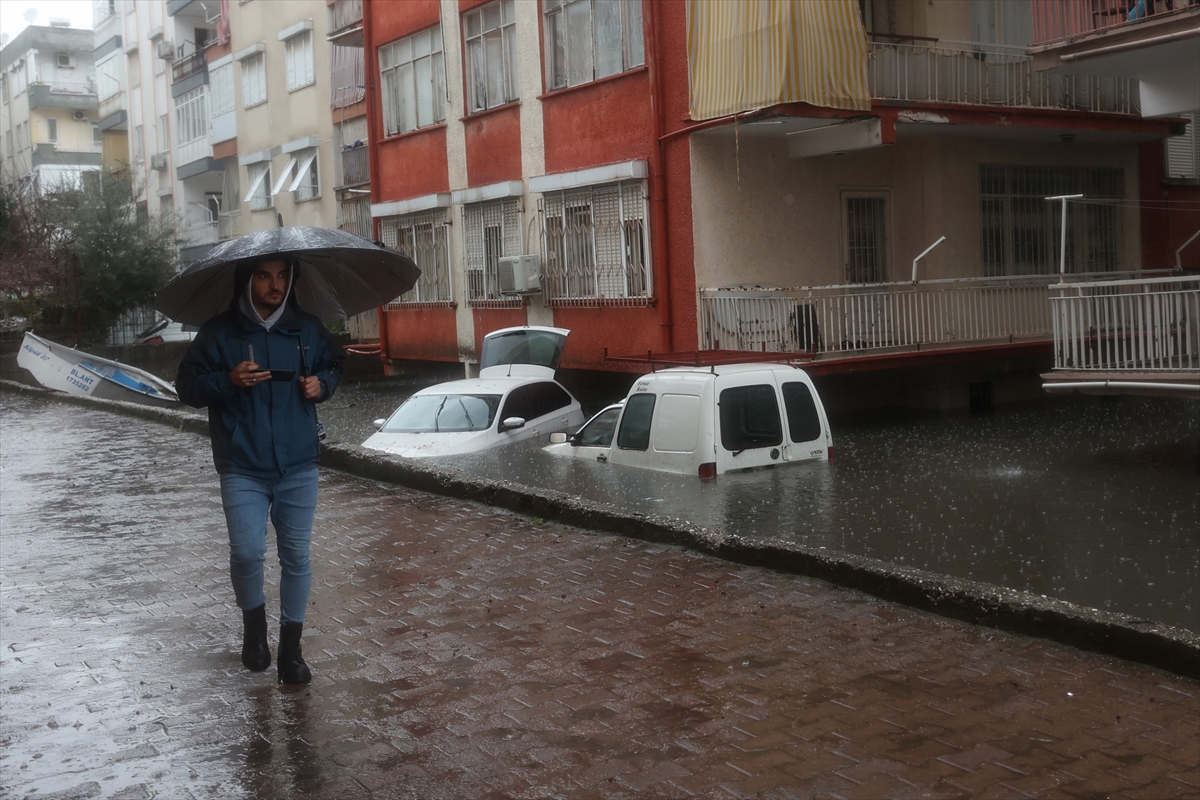 GÜNCELLEME 2 – Antalya'da şiddetli yağış yaşamı olumsuz etkiledi