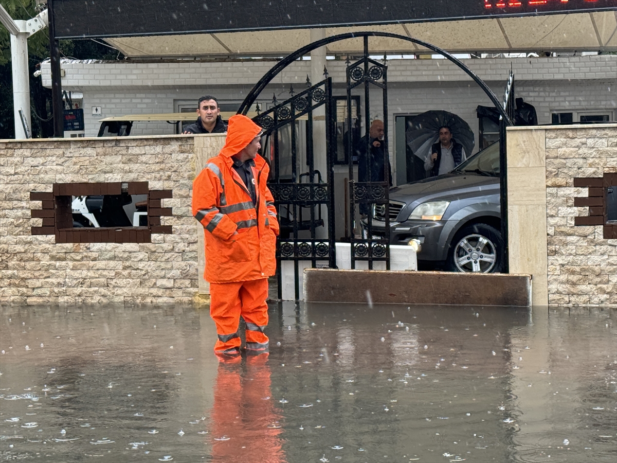 GÜNCELLEME 3 – Antalya'da şiddetli yağış yaşamı olumsuz etkiledi