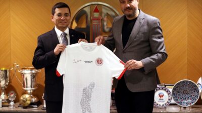 - AK Parti'nin Antalya Büyükşehir Belediye Başkan adayı Hakan Tütüncü