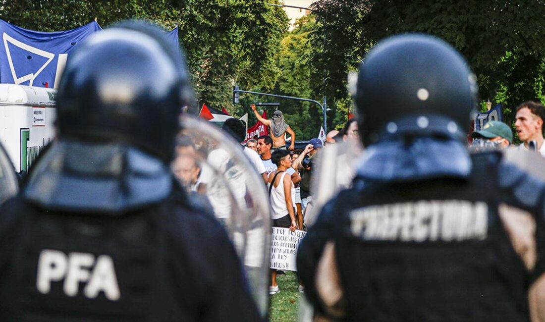 Arjantinliler hükümetin ekonomi politikalarını protesto etti Arjantin'de çeşitli sendikaların çağrısıyla toplanan yüzlerce kişi, Devlet Başkanı Javier