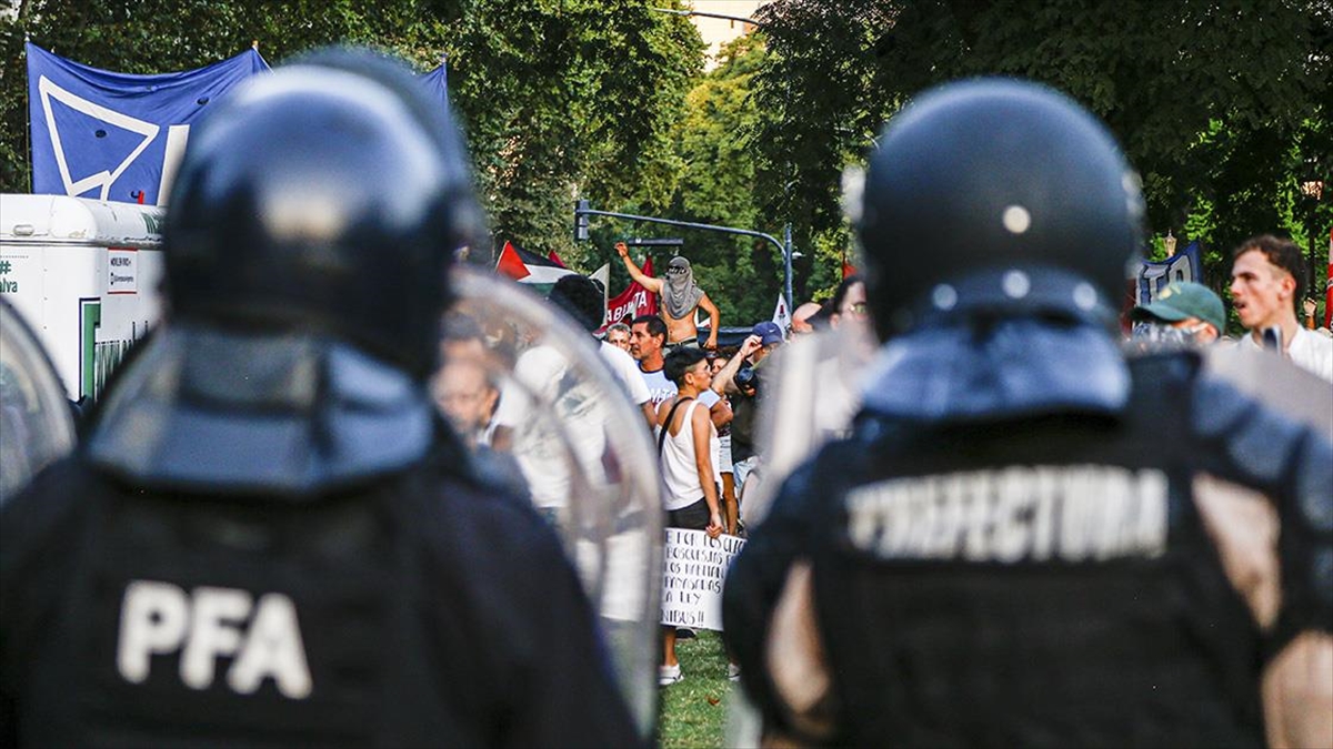 Arjantin'de çeşitli sendikaların çağrısıyla toplanan yüzlerce kişi, Devlet Başkanı Javier