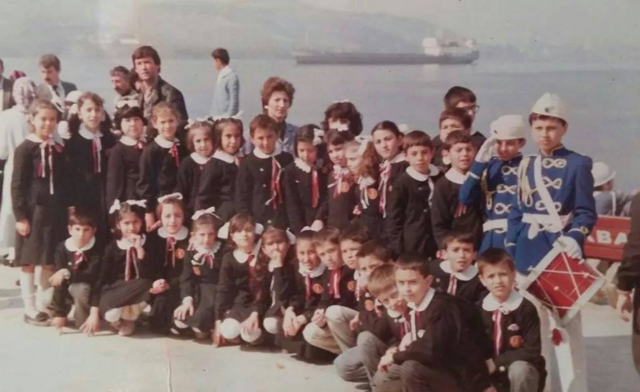 “1970 Van. İlin tüm üst bürokrat ve zenginlerinin çocuklarının toplandığı