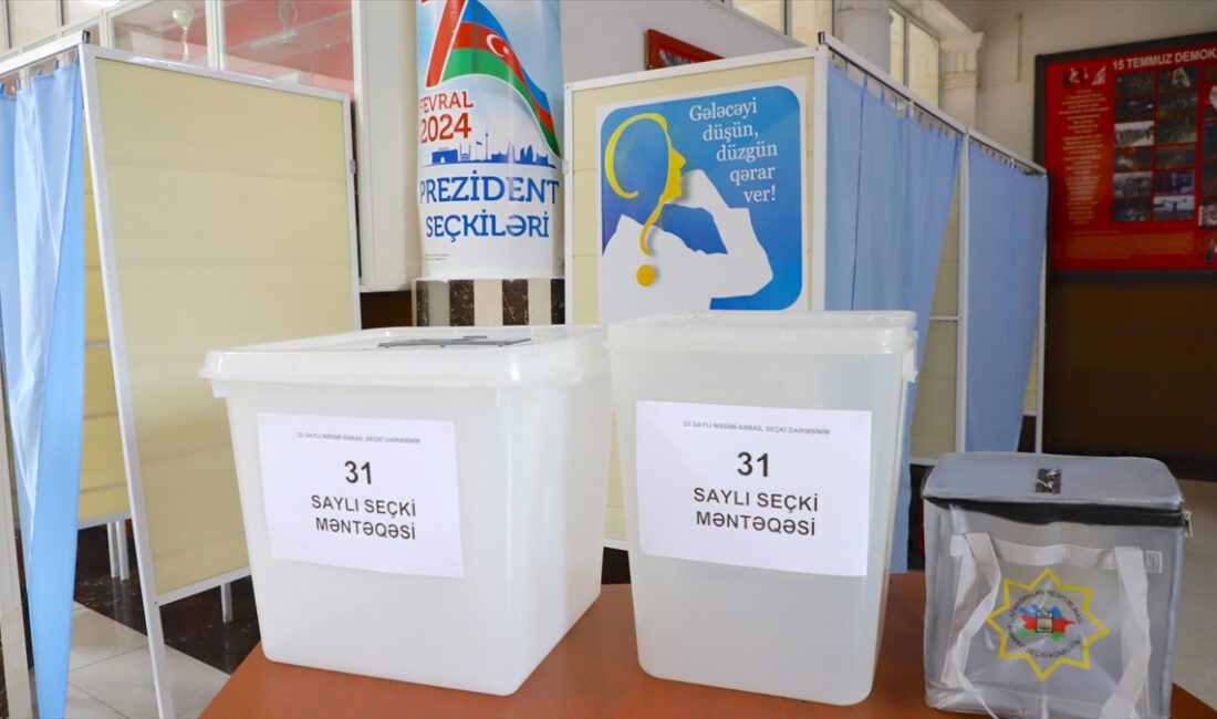 Azerbaycan'da erken cumhurbaşkanı seçimi için oy kullanma işlemi başladı.