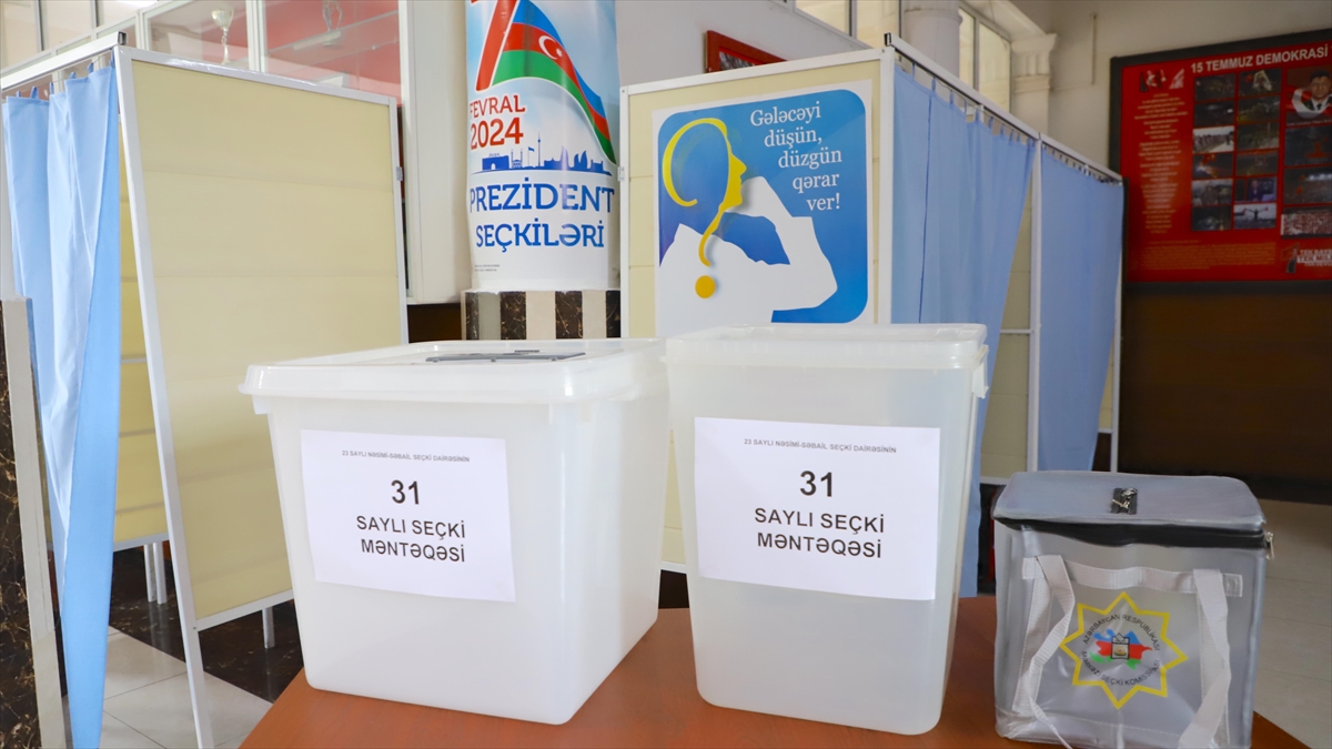 Azerbaycan'da erken cumhurbaşkanı seçimi için oy kullanma işlemi başladı.