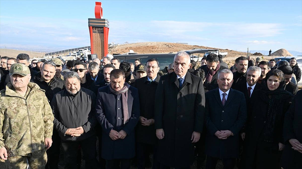 Bakan Ersoy, Malatya'da depremde hayatını kaybedenlerin mezarlarını ziyaret etti