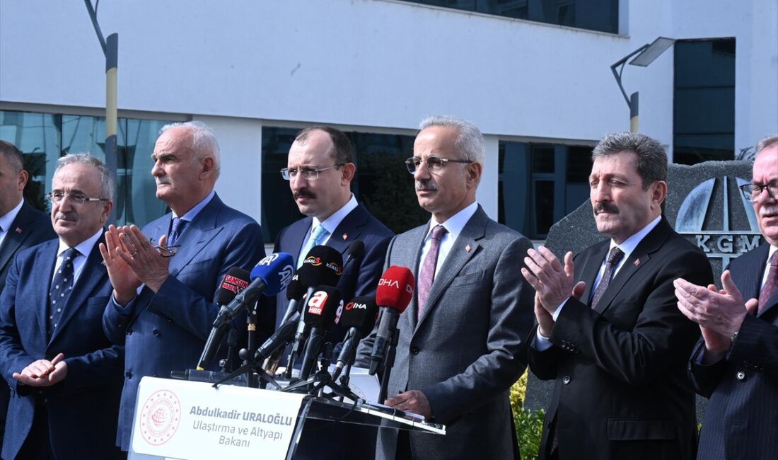 Ulaştırma ve Altyapı Bakanı Abdulkadir Uraloğlu, hızlı tren ağını Karadeniz'e