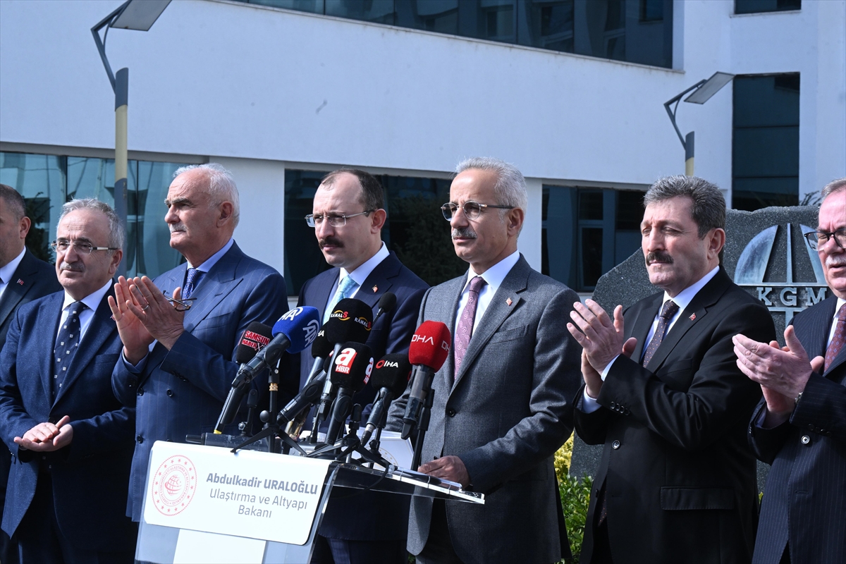 Ulaştırma ve Altyapı Bakanı Abdulkadir Uraloğlu, hızlı tren ağını Karadeniz'e