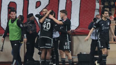 7. dakikada Beşiktaş gole yaklaştı. Antalyasporlu savunma oyuncularının hatasından faydalanarak