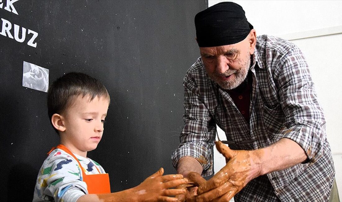 Bilecik'in Pazaryeri ilçesi Kınık köyünde yaşayan çömlek ustası Salim Yaşar,