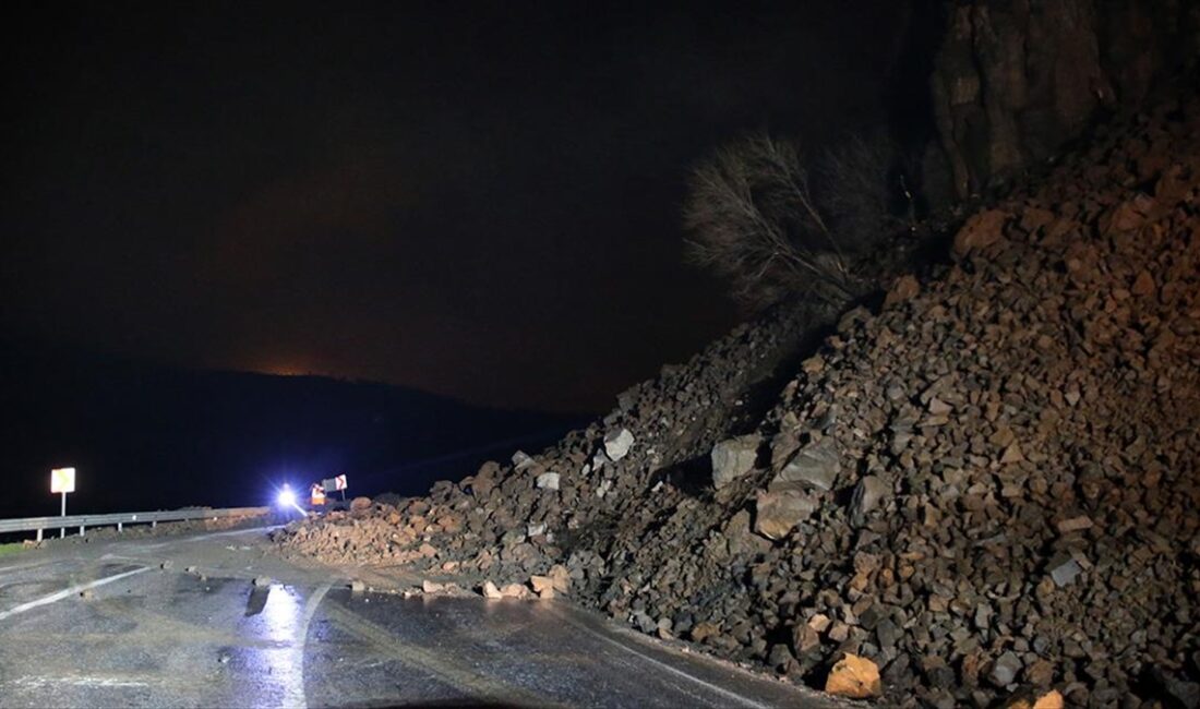 Düşen kaya parçaları ve toprak yığını nedeniyle kapanan yol, ekiplerin