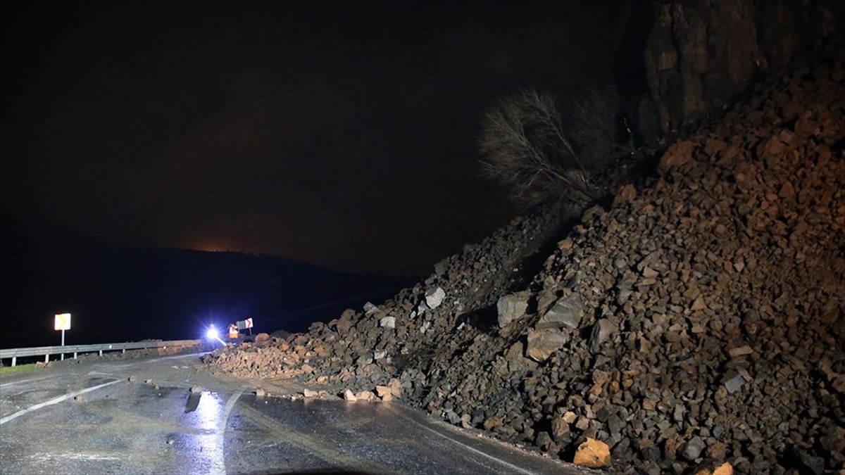 Düşen kaya parçaları ve toprak yığını nedeniyle kapanan yol, ekiplerin