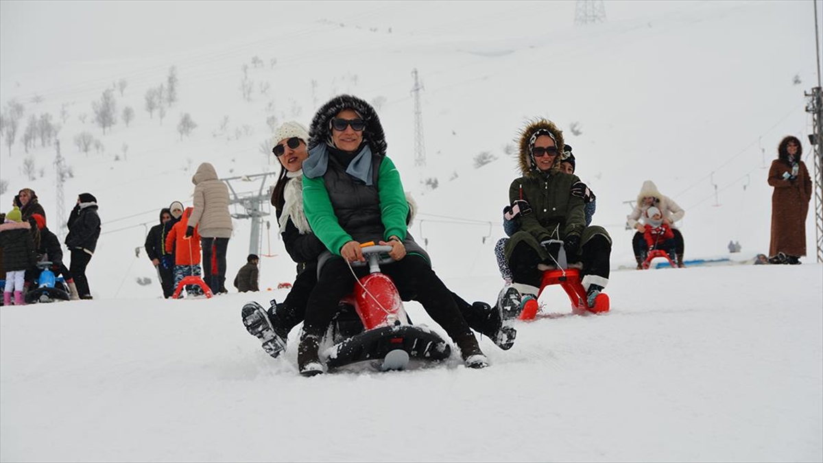 Bitlis'teki El-Aman Kayak Merkezi, yarıyıl tatili sürecinde yöre sakinlerinin yanı