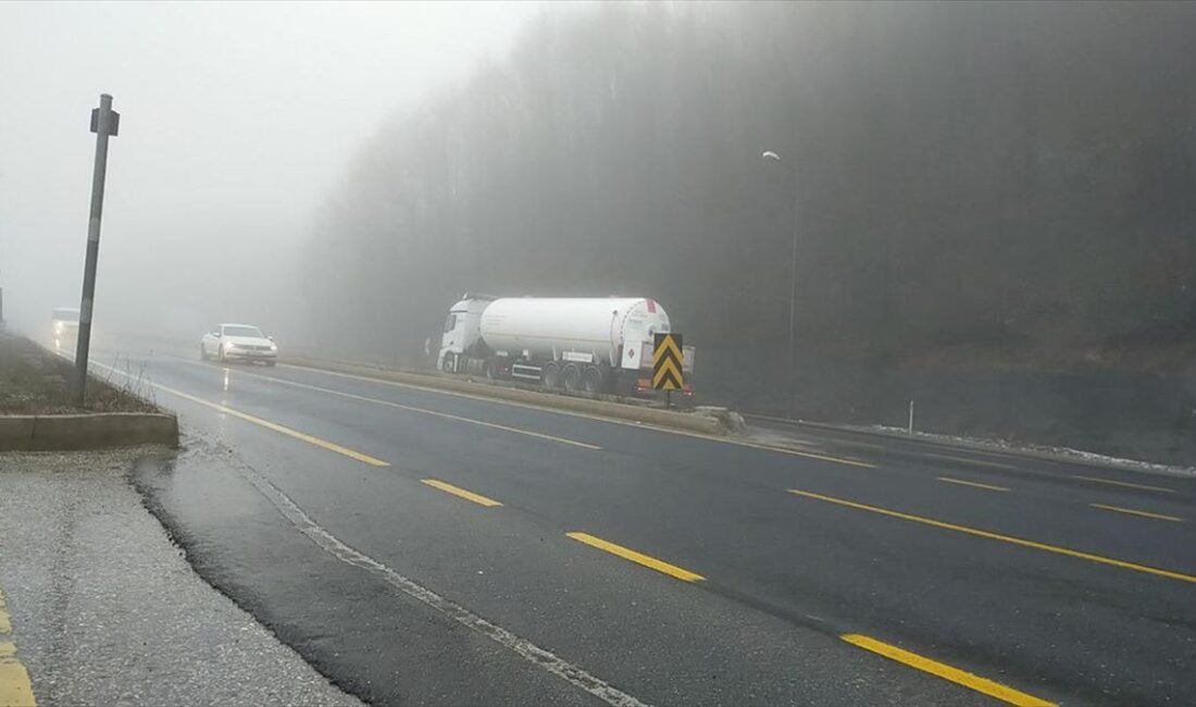 D-100 kara yolunun Bolu Dağı geçişinde sis etkili oluyor.