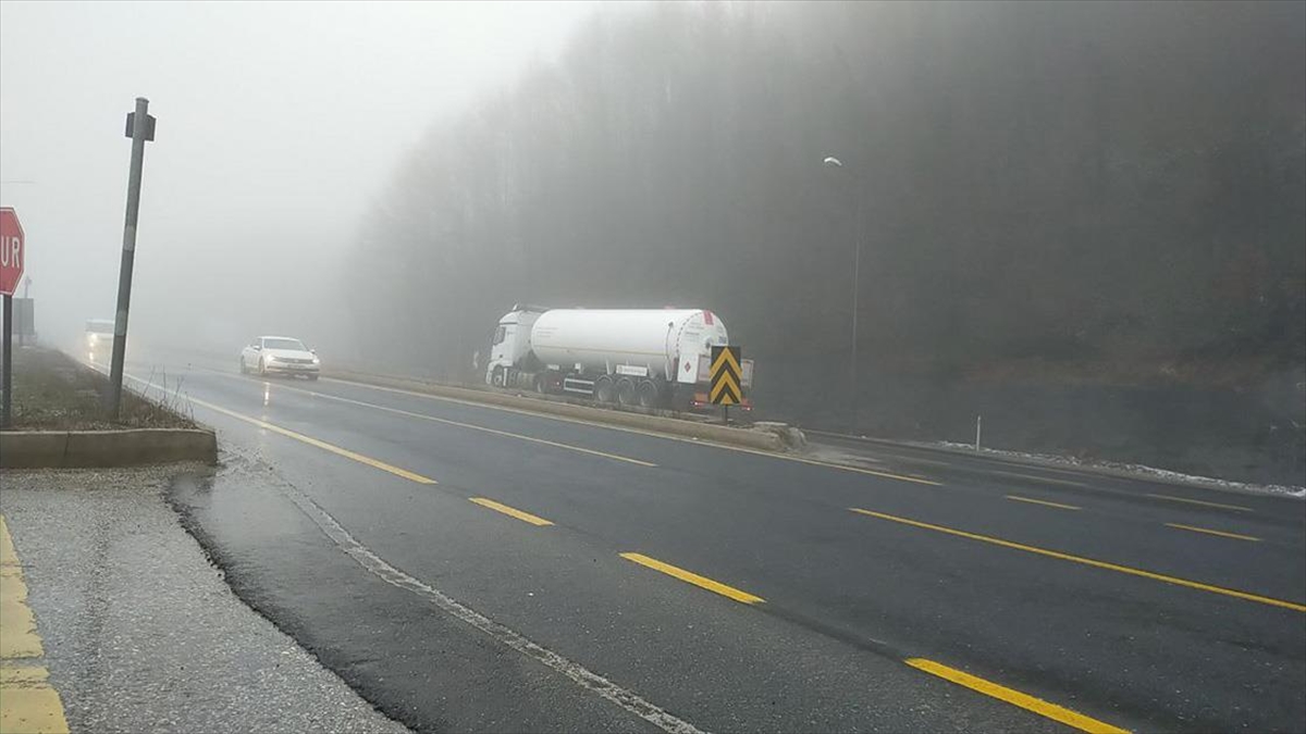 D-100 kara yolunun Bolu Dağı geçişinde sis etkili oluyor.