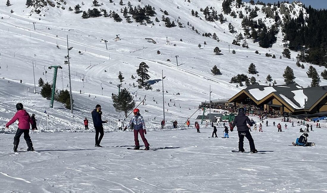 Köroğlu Dağları'nın zirvesinde yer alan Kartalkaya Kayak Merkezi'nin karla kaplı