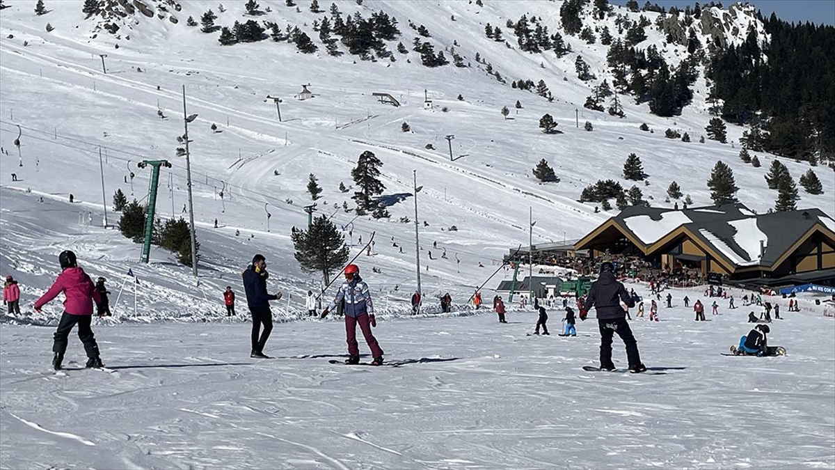 Köroğlu Dağları'nın zirvesinde yer alan Kartalkaya Kayak Merkezi'nin karla kaplı