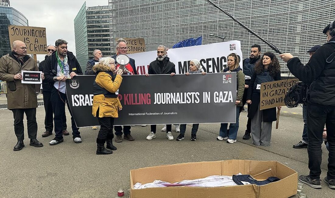 Belçika'nın başkenti Brüksel'de gazeteciler, İsrail'in Gazze'de meslektaşlarını öldürmesini protesto etti,