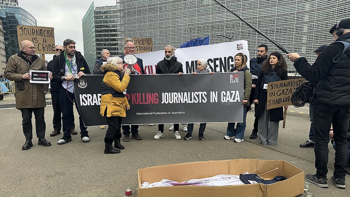 Belçika'nın başkenti Brüksel'de gazeteciler, İsrail'in Gazze'de meslektaşlarını öldürmesini protesto etti,