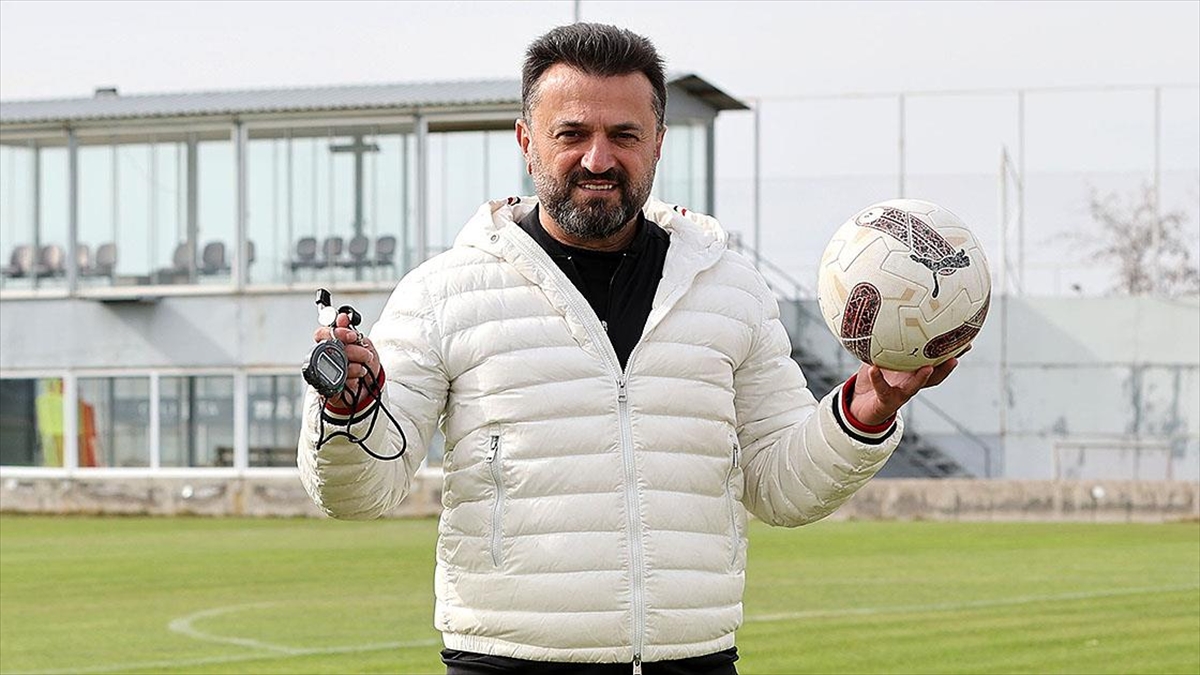 Trendyol Süper Lig ekiplerinden EMS Yapı Sivasspor'un teknik direktörü Bülent