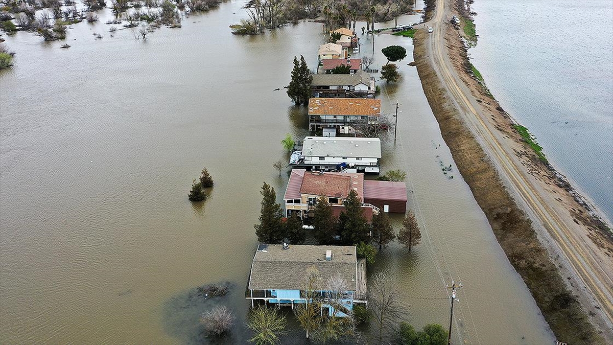 ABD'nin batı kıyısındaki California eyaletinde, yoğun nemli hava akımlarından kaynaklı