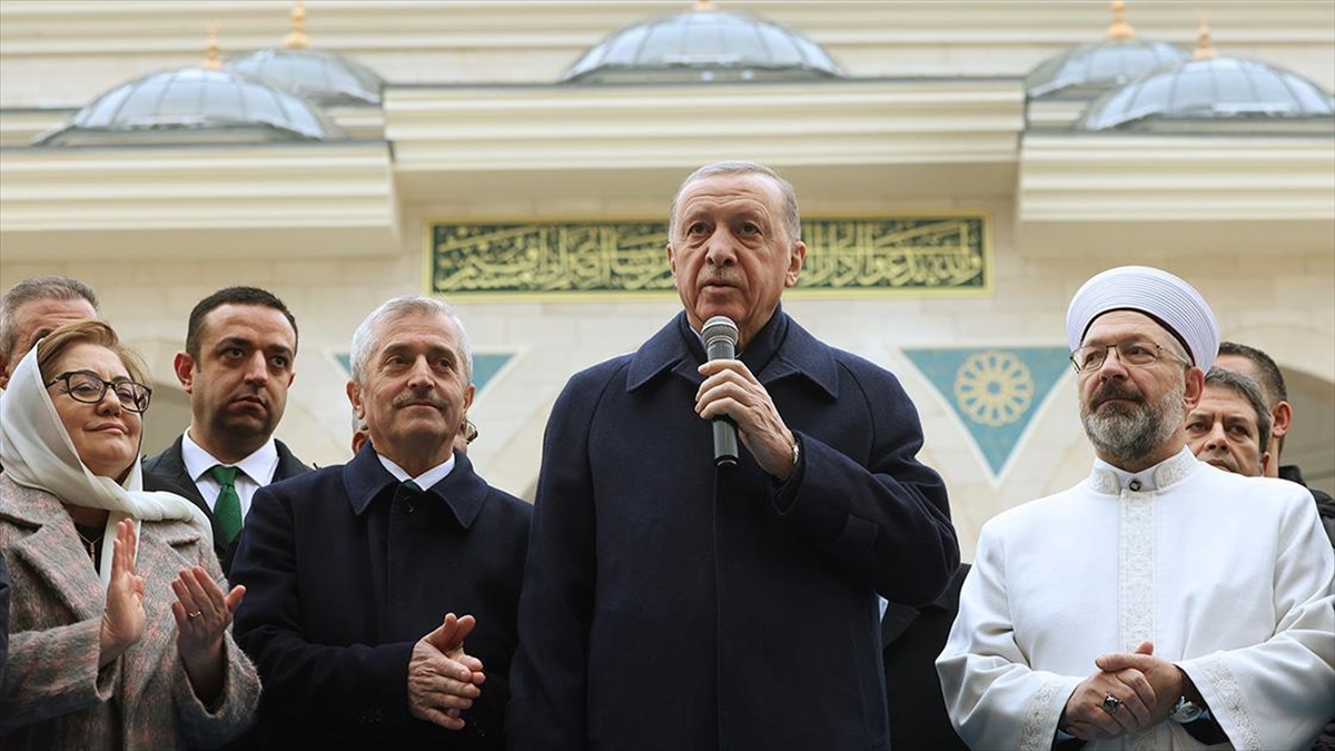 Cumhurbaşkanı Recep Tayyip Erdoğan, "Camilerimiz, tevhidin olduğu kadar vahdetin, birlik