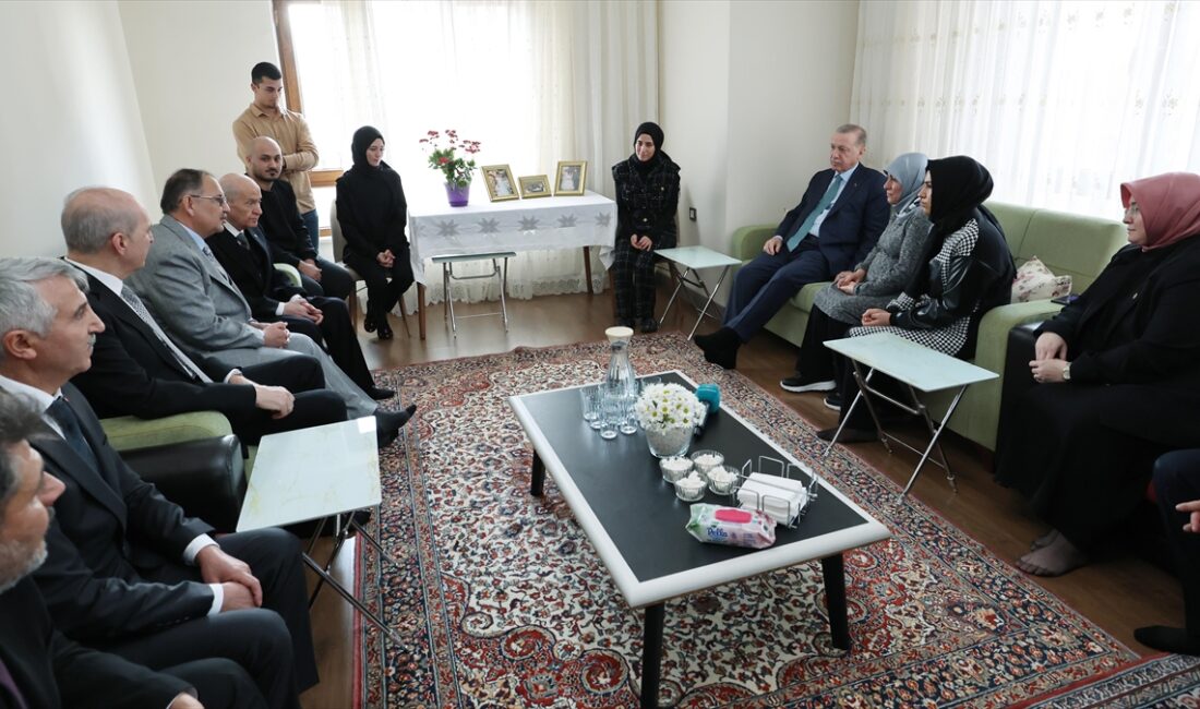 KAHRAMANMARAŞ (AA) – Cumhurbaşkanı Erdoğan, yaşanan felakette enkaz altından kurtarılan