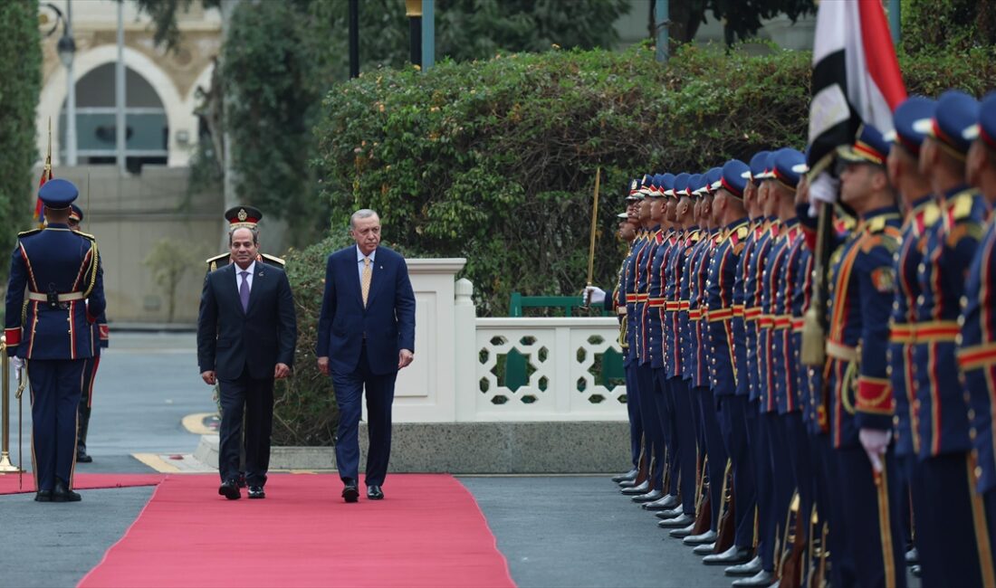 Cumhurbaşkanı Recep Tayyip Erdoğan, resmi temaslarda bulunmak üzere geldiği Mısır'ın