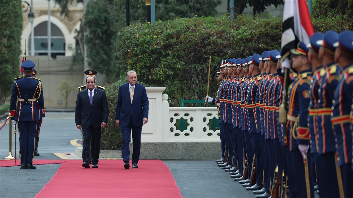 Cumhurbaşkanı Erdoğan Mısır’da resmi törenle karşılandı