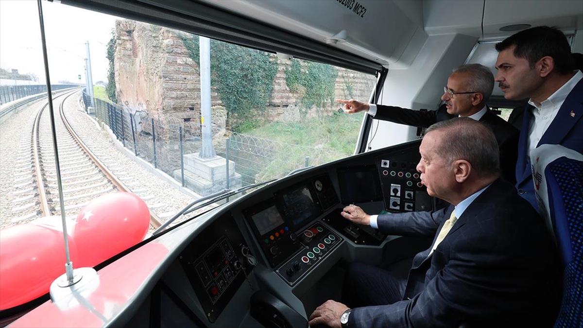 Cumhurbaşkanı Erdoğan Sirkeci-Kazlıçeşme Raylı Sistem Hattı’nda tren kullandı