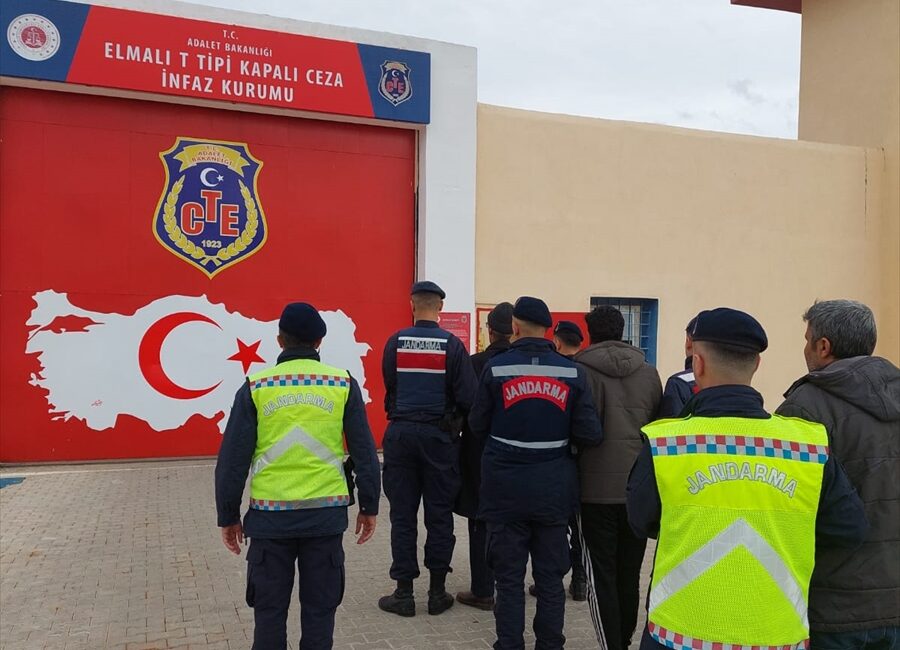 Demre'de “kasten adam öldürme” suçundan aranan 2 kişi yakalandı ANTALYA (AA) – Antalya'nın Demre ilçesinde "Kasten adam öldürme" suçundan