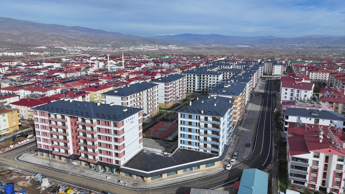 Türkiye'nin deprem açısından riskli illeri arasında yer alan Bingöl'de yıkılan