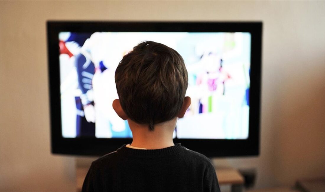 Uzmanlar, özellikle çocuklar için olumsuz sonuçlar doğurabilecek televizyonlarda ve sosyal