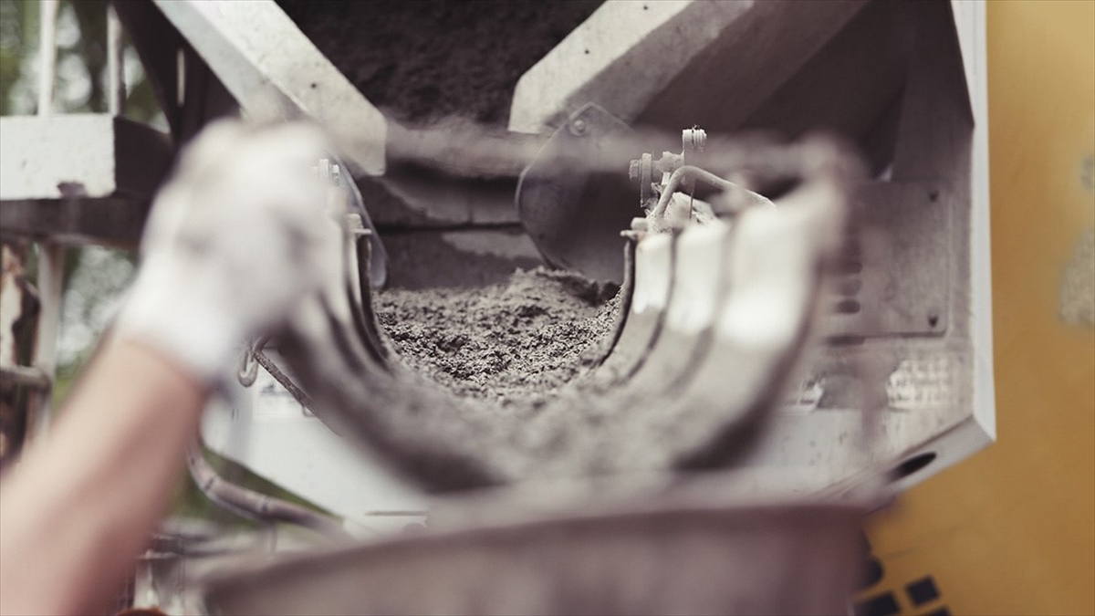 Kahramanmaraş merkezli depremlerin gerçekleştiği bölgedeki 18 hazır beton ve çimento