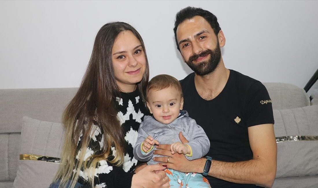 Hatay'ın Defne ilçesinde 6 Şubat'taki ilk depremde yıkılan binanın enkazında