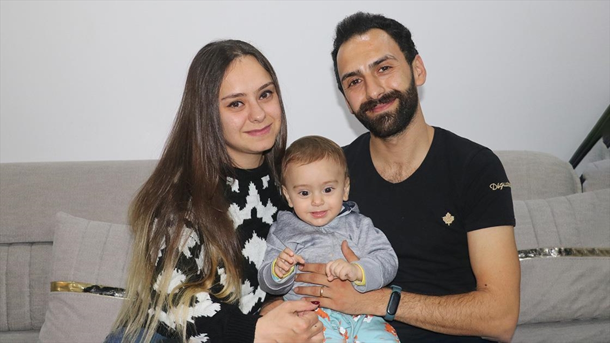 Hatay'ın Defne ilçesinde 6 Şubat'taki ilk depremde yıkılan binanın enkazında