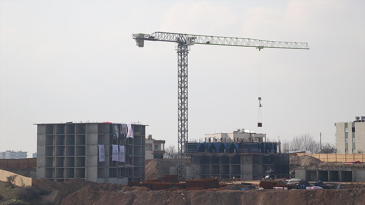 Kayserili hayırseverlerin Adıyaman'da depremzedeler için Kayserispor adına yaptırdığı 250 konutun