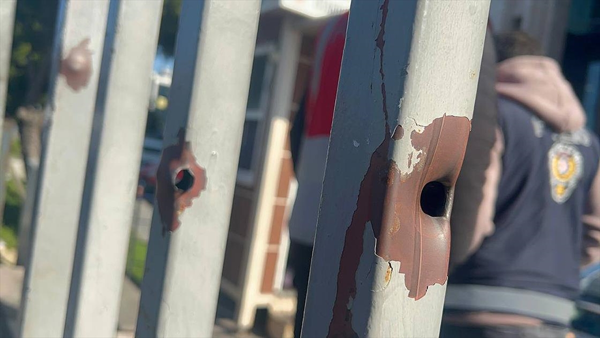 İstanbul Adalet Sarayı önündeki polislerle bazı vatandaşlara silahla ateş ederek