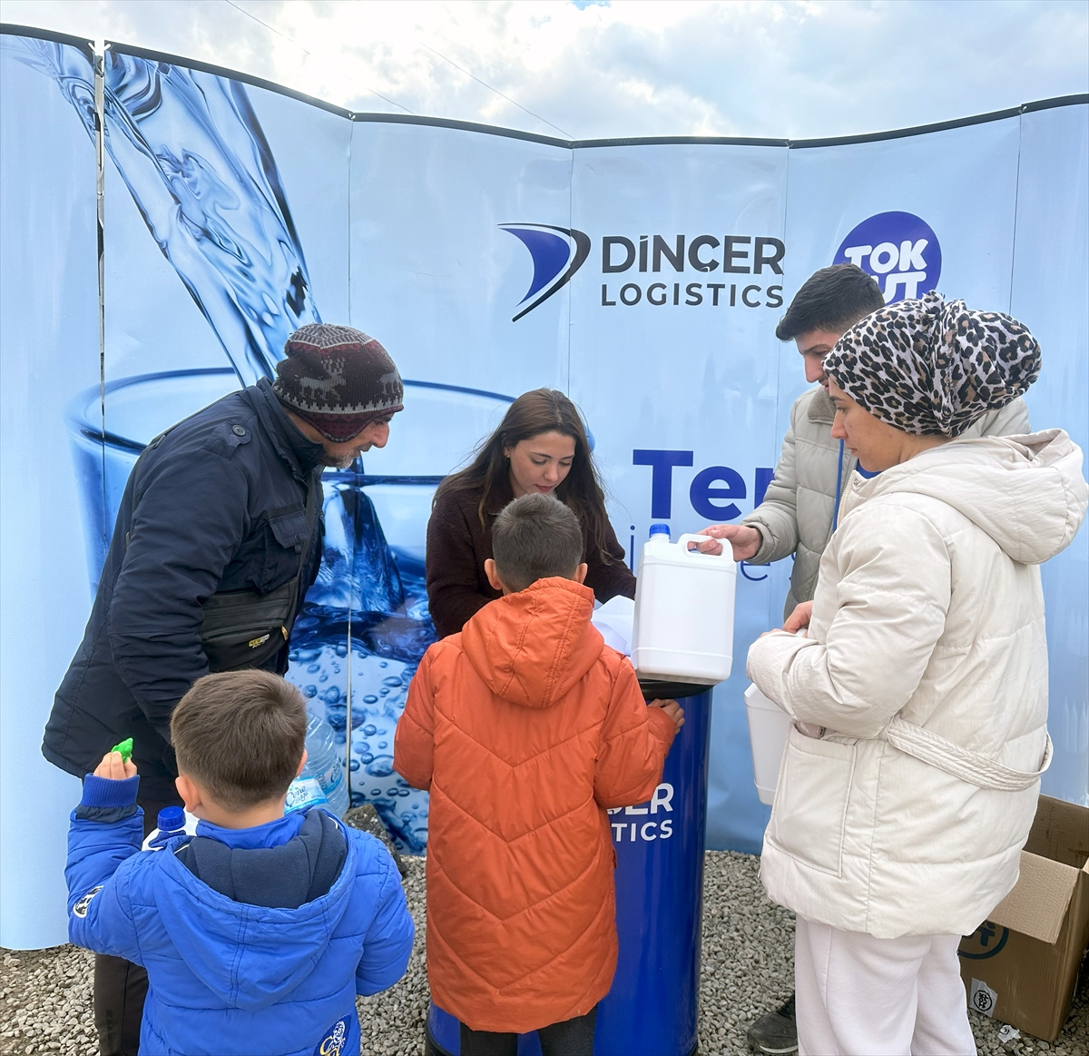 Dinçer Lojistik ile Toktut Derneği depremden etkilenen şehirlere temiz içme suyu sağlıyor