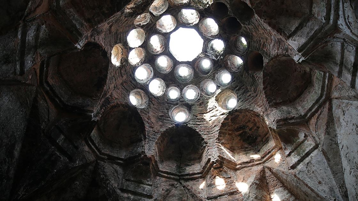 Edirne Valisi Yunus Sezer, restorasyon çalışmaları süren Gazi Mihal Hamamı'nın