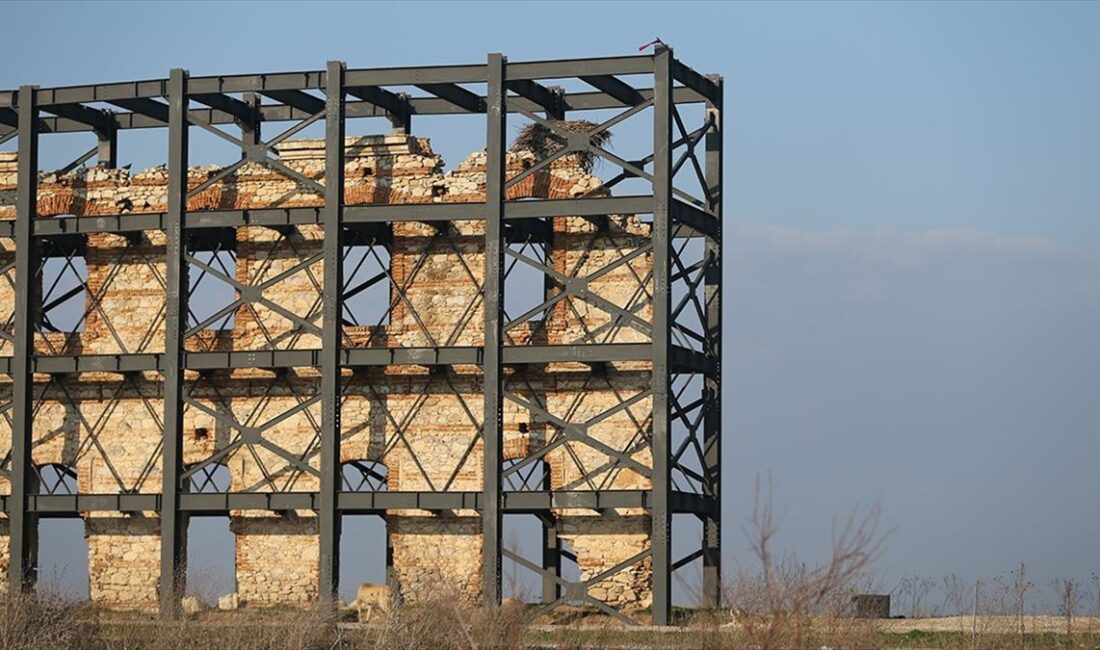 Edirne'de, yıkılma tehlikesi yaşayan tarihi Merkez Asker Hastanesi duvarı üzerindeki