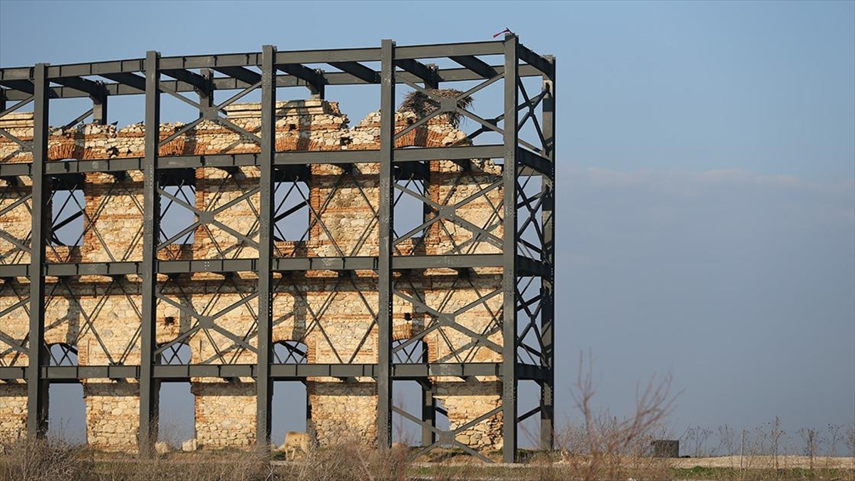 Edirne'de, yıkılma tehlikesi yaşayan tarihi Merkez Asker Hastanesi duvarı üzerindeki
