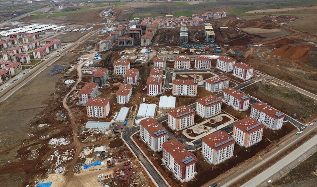 Kahramanmaraş merkezli 6 Şubat'taki depremlerden etkilenen Elazığ'da Toplu Konut İdaresi
