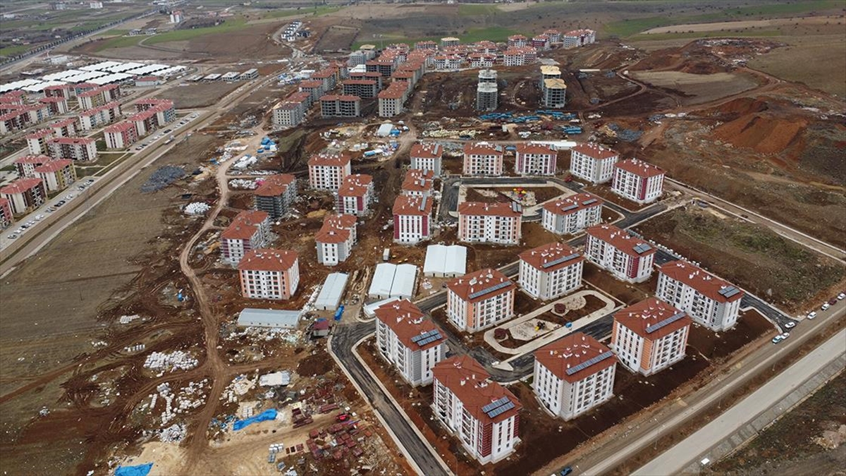 Kahramanmaraş merkezli 6 Şubat'taki depremlerden etkilenen Elazığ'da Toplu Konut İdaresi