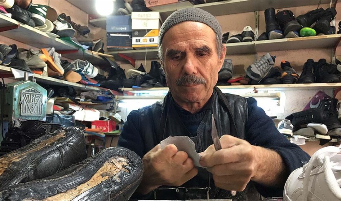 Zonguldak'ta bir elinin parmaklarını çocukken geçirdiği kazada kaybeden 73 yaşındaki