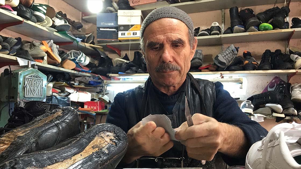 Zonguldak'ta bir elinin parmaklarını çocukken geçirdiği kazada kaybeden 73 yaşındaki
