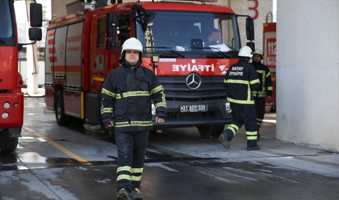 Hatay'ın İskenderun ilçesindeki depremde enkazda kalmasına rağmen kendi çabalarıyla eşi