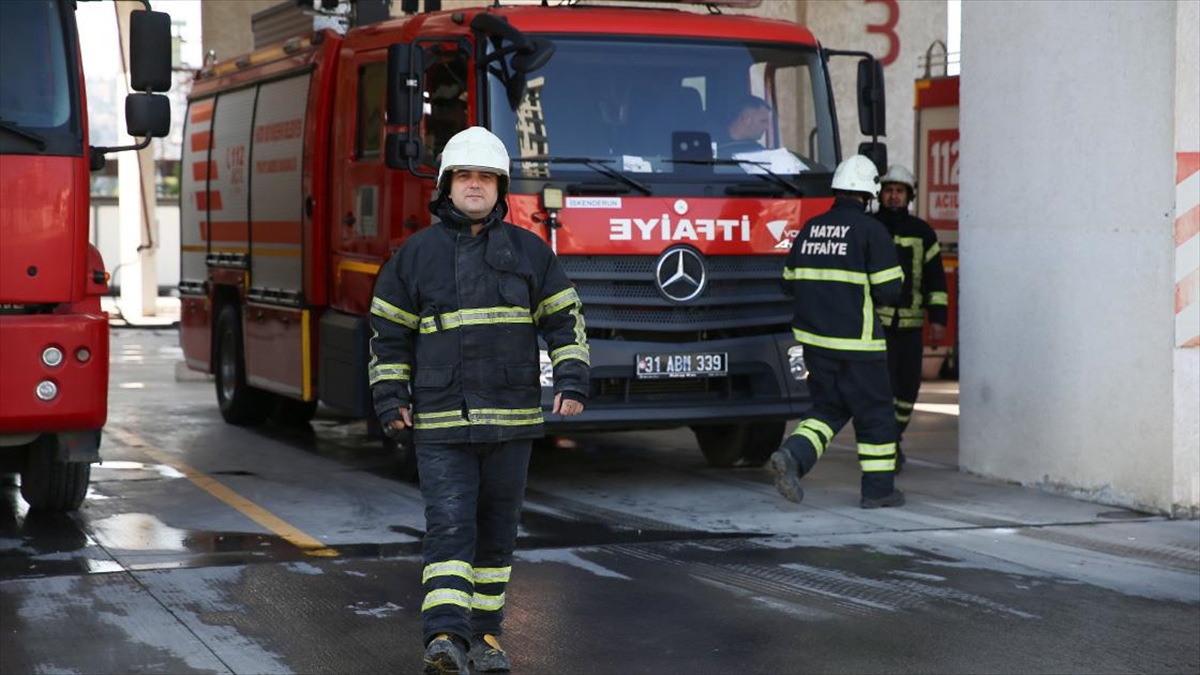 Hatay'ın İskenderun ilçesindeki depremde enkazda kalmasına rağmen kendi çabalarıyla eşi